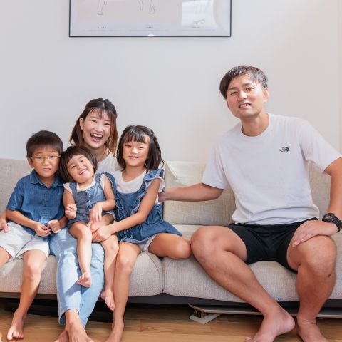 家族の笑顔が広がる、中庭のある平屋の暮らし