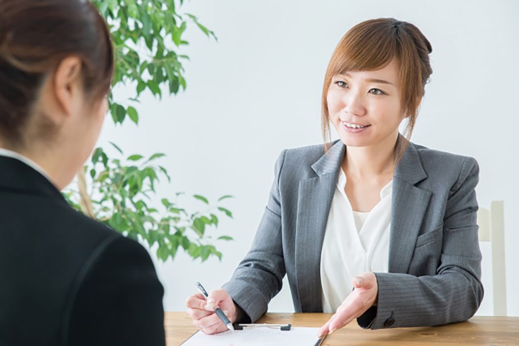 説明する女性営業